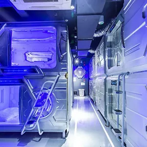 ** Capsule hotel Met A Space Pod At Arab Street Singapore